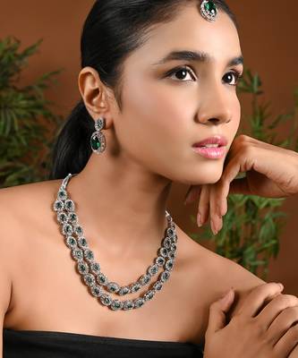 Silver plated stylish design crystal diamond oval shape necklace with earrings & maang tikka jewellery set for women 1
