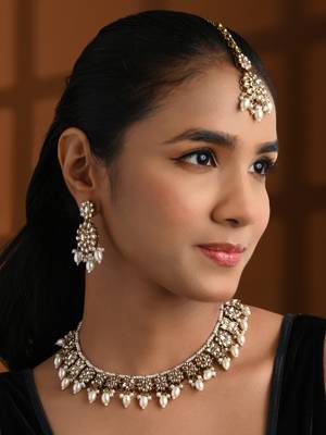 Gold plated traditional kundan pearl choker necklace with earrings & maang tikka for women (k7308w) 1