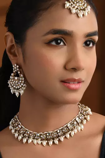Gold plated traditional kundan pearl choker necklace with earrings & maang tikka jewellery set for women (k7309w)