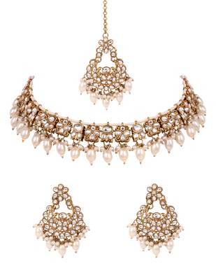 Gold plated traditional kundan pearl choker necklace with earrings & maang tikka jewellery set for women (k7309w) 2