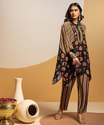 Black floral printed crepe kurta set 2