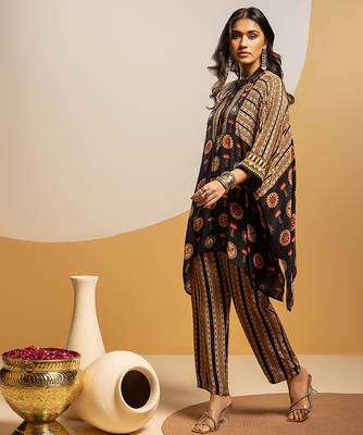 Black floral printed crepe kurta set 3
