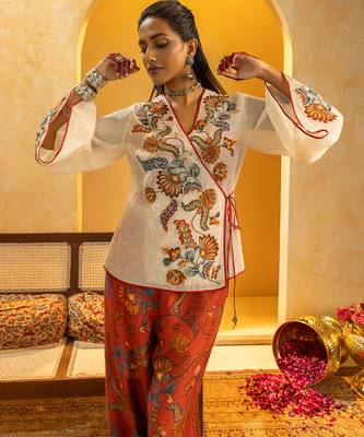 Off white floral printed silk kurta set 4