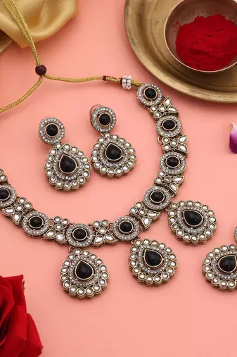 Black color kundan necklace set