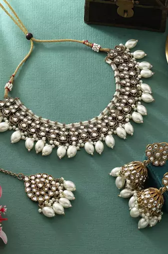 White color kundan necklace set