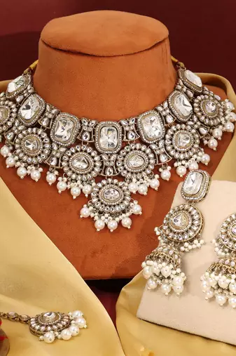 White color kundan necklace set
