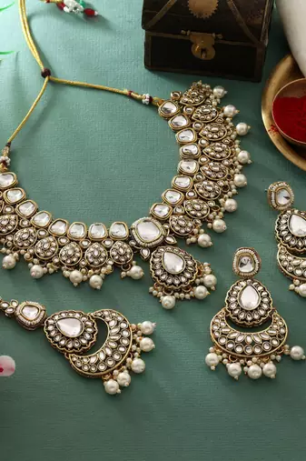 White color kundan necklace set