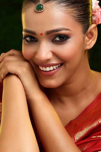 Gold plated kundan green stone maang tikka