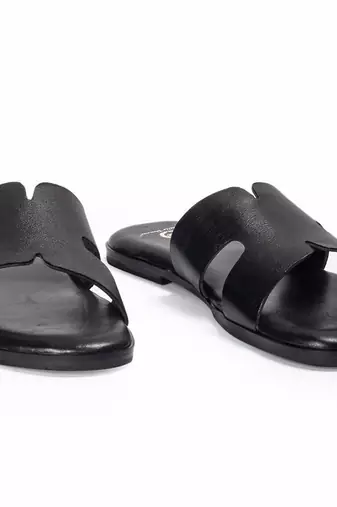 Black solid leather flats