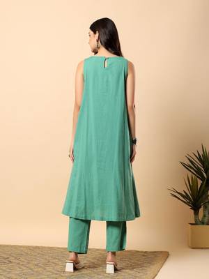 Women sea green cotton flex solid & hand embroidery work kurta with trousers set 3