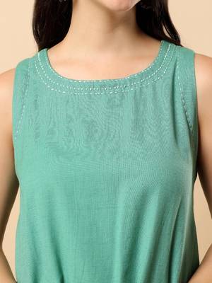 Women sea green cotton flex solid & hand embroidery work kurta with trousers set 4