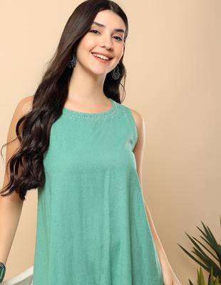 Women sea green cotton flex solid & hand embroidery work kurta with trousers set 5