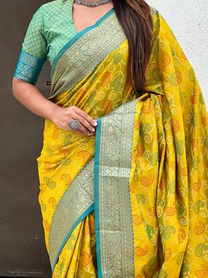 Soft silk zari woven bandhani patola saree with contrast weaves 3