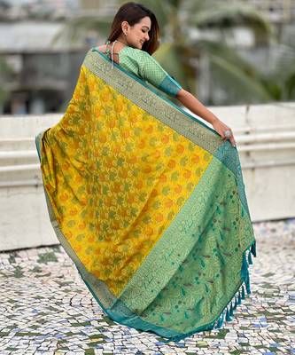 Soft silk zari woven bandhani patola saree with contrast weaves 5