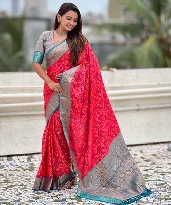 Soft silk zari woven bandhani patola saree with contrast weaves 5