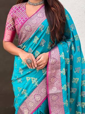 soft silk zari woven ikat patola saree with contrast weaves 3