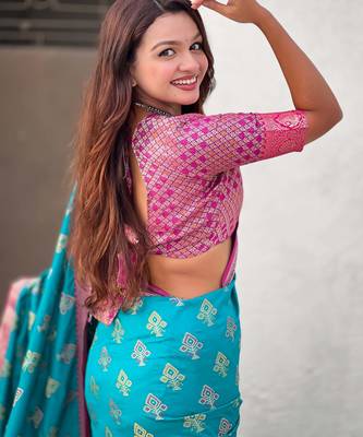 soft silk zari woven ikat patola saree with contrast weaves 4