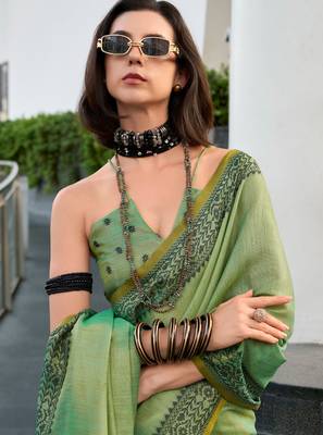 Women's green silk blend woven saree with unstitched silk blend blouse piece 4