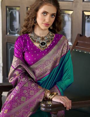 Women's dark green soft silk blend zari woven saree with unstitched silk blend blouse piece 2