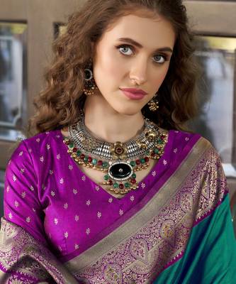 Women's dark green soft silk blend zari woven saree with unstitched silk blend blouse piece 4