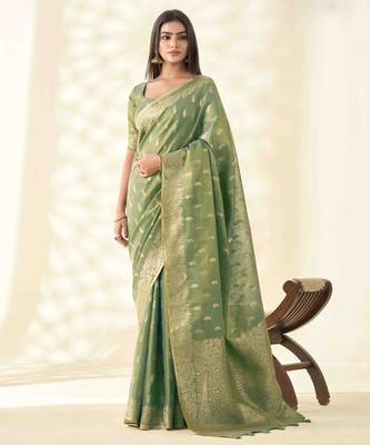 Women's green silk blend zari woven saree with unstitched silk blend blouse piece 1