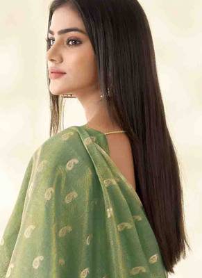 Women's green silk blend zari woven saree with unstitched silk blend blouse piece 2