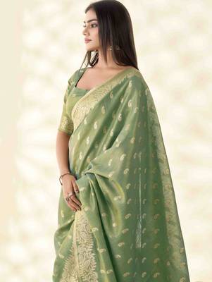 Women's green silk blend zari woven saree with unstitched silk blend blouse piece 3