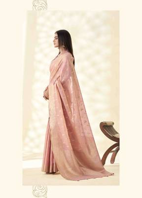 Women's pink silk blend zari woven saree with unstitched silk blend blouse piece 2