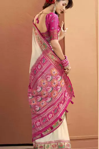Women's beige patola silk blend kalamkari saree with unstitched silk blend blouse piece