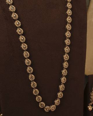 Paisley oval shape gold plated brown kundan stone long haram necklace set with maang tikka for women 2
