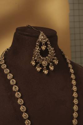 Paisley oval shape gold plated brown kundan stone long haram necklace set with maang tikka for women 3
