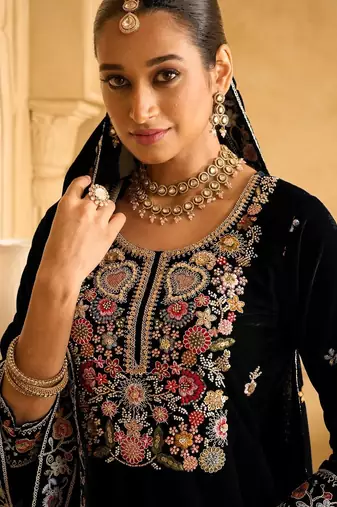Black embroderied velvet palazzo suit