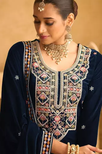 Black embroderied with beads velvet palazzo suit