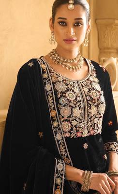 Black embroderied velvet palazzo suit 2