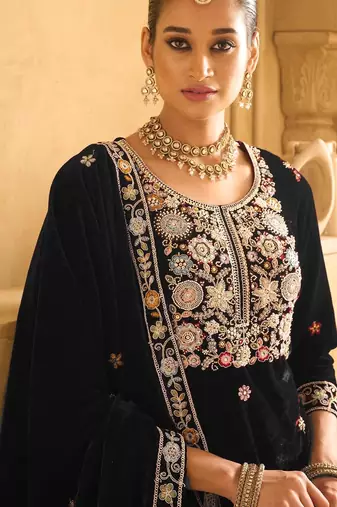 Black embroderied velvet palazzo suit