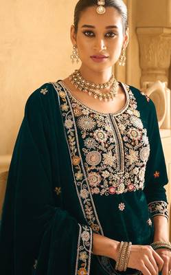 Dark green embroderied velvet palazzo suit 2