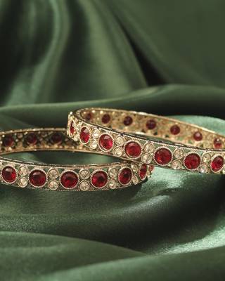 Round shape antique gold plated maroon uncut kundan stone set of 2 bangle set for women and girls 2