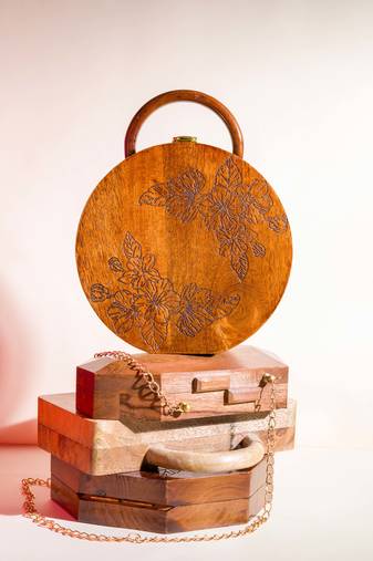 Round engraved wooden bag in sheesham wood