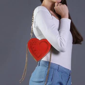 Red valentine heart bag in acacia wood 1