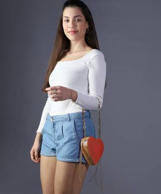 Red valentine heart bag in acacia wood 2