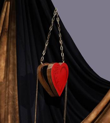 Red valentine heart bag in acacia wood 4