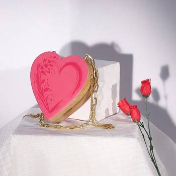 Pink valentine heart bag in acacia wood 2