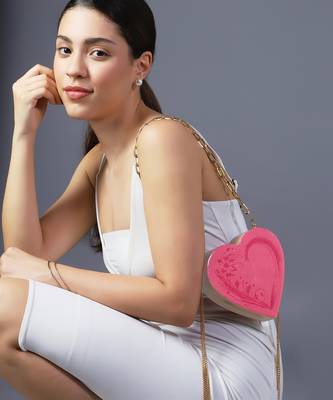 Pink valentine heart bag in acacia wood 3