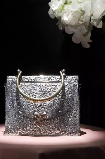 Hammered chic triangle brass bag in silver finish