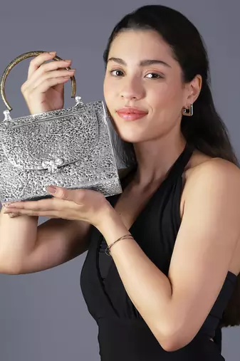 Hammered chic triangle brass bag in silver finish