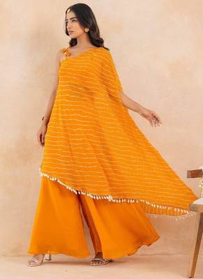 Yellow leheriya one shoulder drape cape set with palazzo & choli 2
