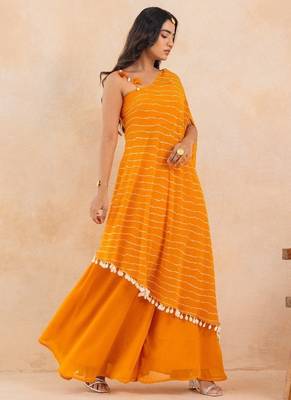 Yellow leheriya one shoulder drape cape set with palazzo & choli 4