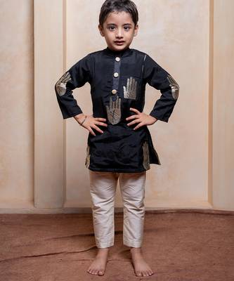 Black embroidered crepe kurta set 1