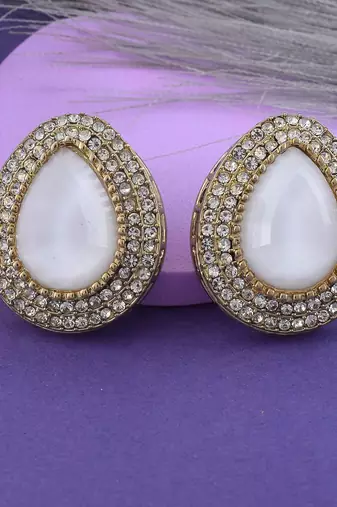 White color stud kundan earrings