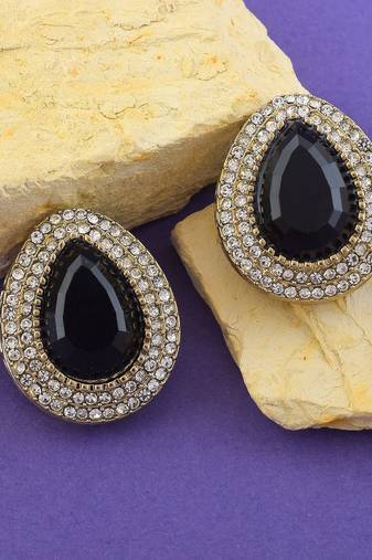 Black color stud kundan earrings